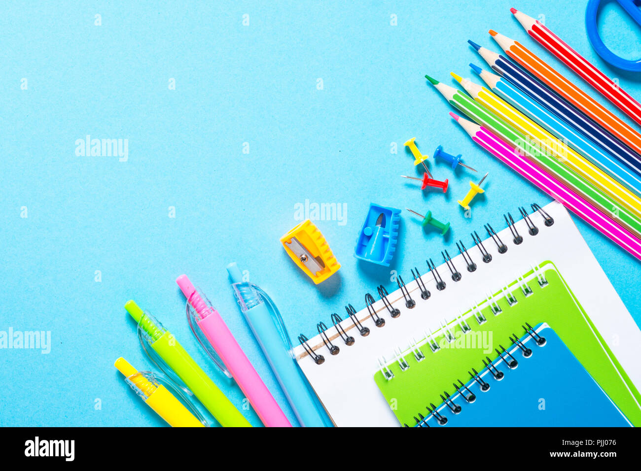 Zurück zum Konzept der Schule. Notebook, Notizblock, Kugelschreiber, Bleistifte, Büroklammern und Material. Ansicht von oben mit der Kopie. Stockfoto