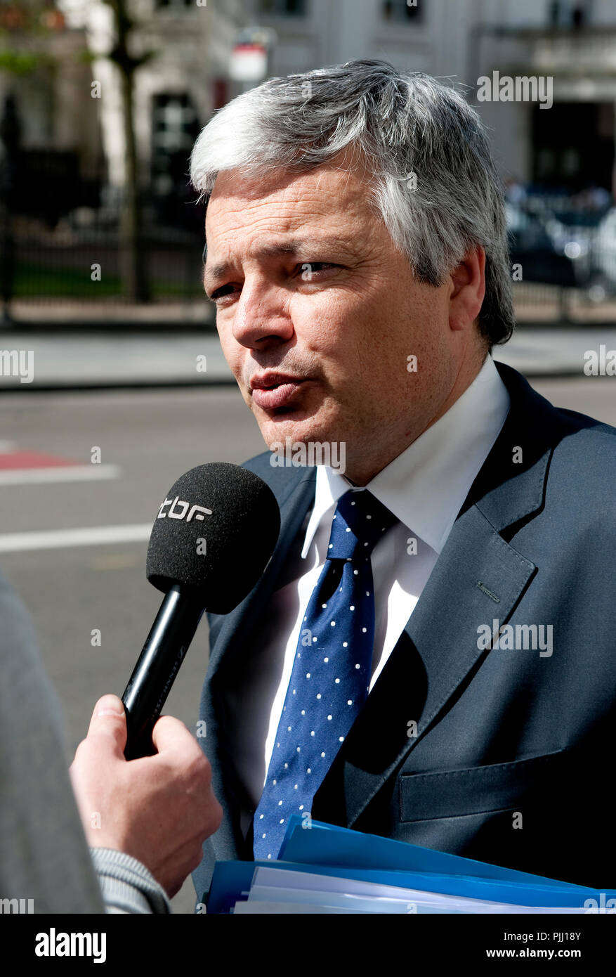 Scheidende Staatsminister der Finanzen Didier Reynders dargestellt, wie er in der Weststraat 16, bevor Sie die Kammer Plenartagung in das Belgische Parlament eintrifft Stockfoto