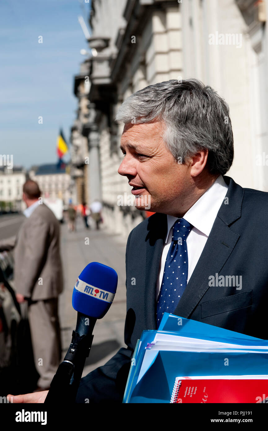 Scheidende Staatsminister der Finanzen Didier Reynders dargestellt, wie er in der Weststraat 16, bevor Sie die Kammer Plenartagung in das Belgische Parlament eintrifft Stockfoto