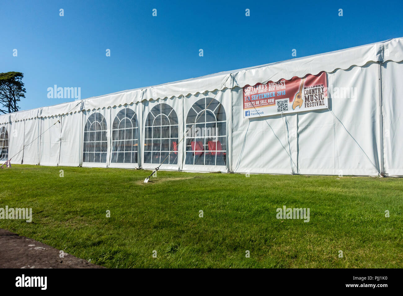 Festzelt einrichten Veranstaltungen in Millport Country Music Festival, berechnet als Schottlands größte Country Music Festival zu veranstalten, auf dem Gelände der Garnison Haus Stockfoto