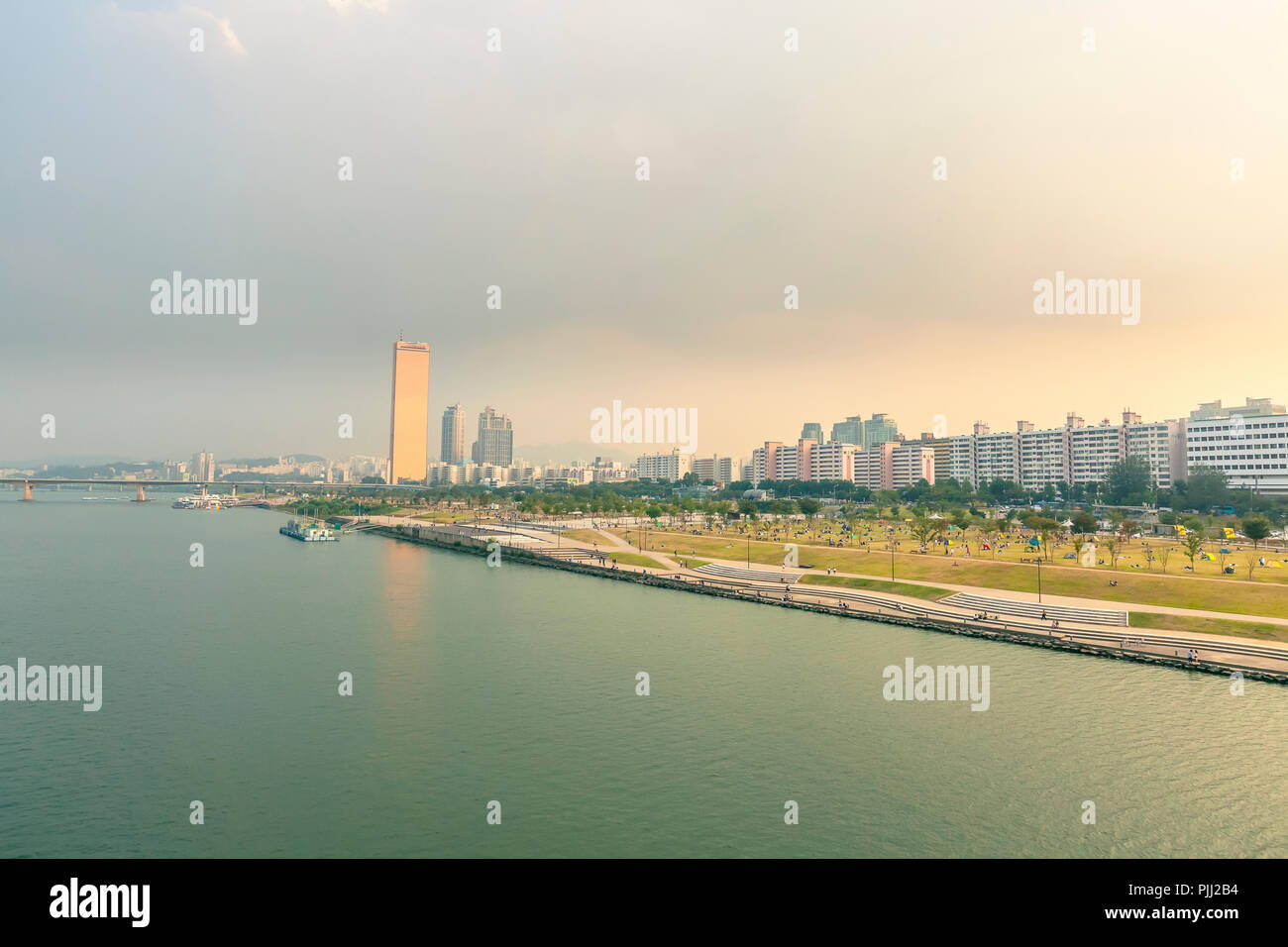 Seoul, Südkorea - 25. September 2015: hangang River Park abend Landschaft malerischen Blick auf den Fluss Bank öffentliche Erholungsraum, Seoul Stockfoto
