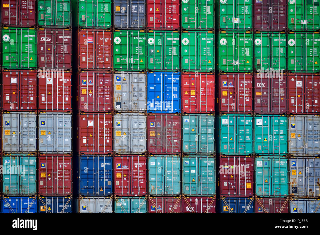 Gestapelte Container auf einem containerfrachter im Waltershofer Hafen in Hamburg, Deutschland, Europa, gestapelte Container in einem Containerfrachter Stockfoto