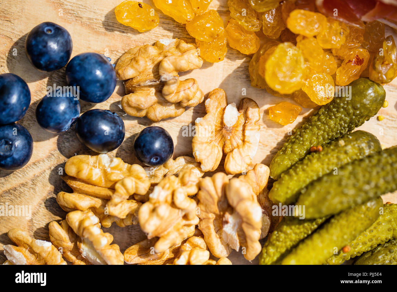Enge Schuß von Blaubeeren, Walnüsse, Rosinen und Essiggurken Stockfoto