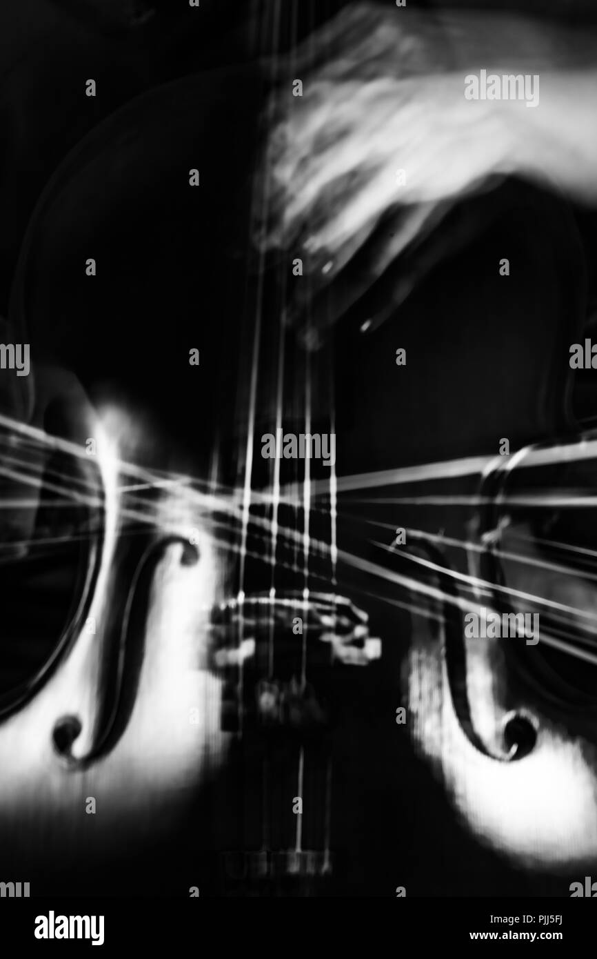 Abstrakte Mehrfachbelichtung B&W Cellist spielen Stockfoto