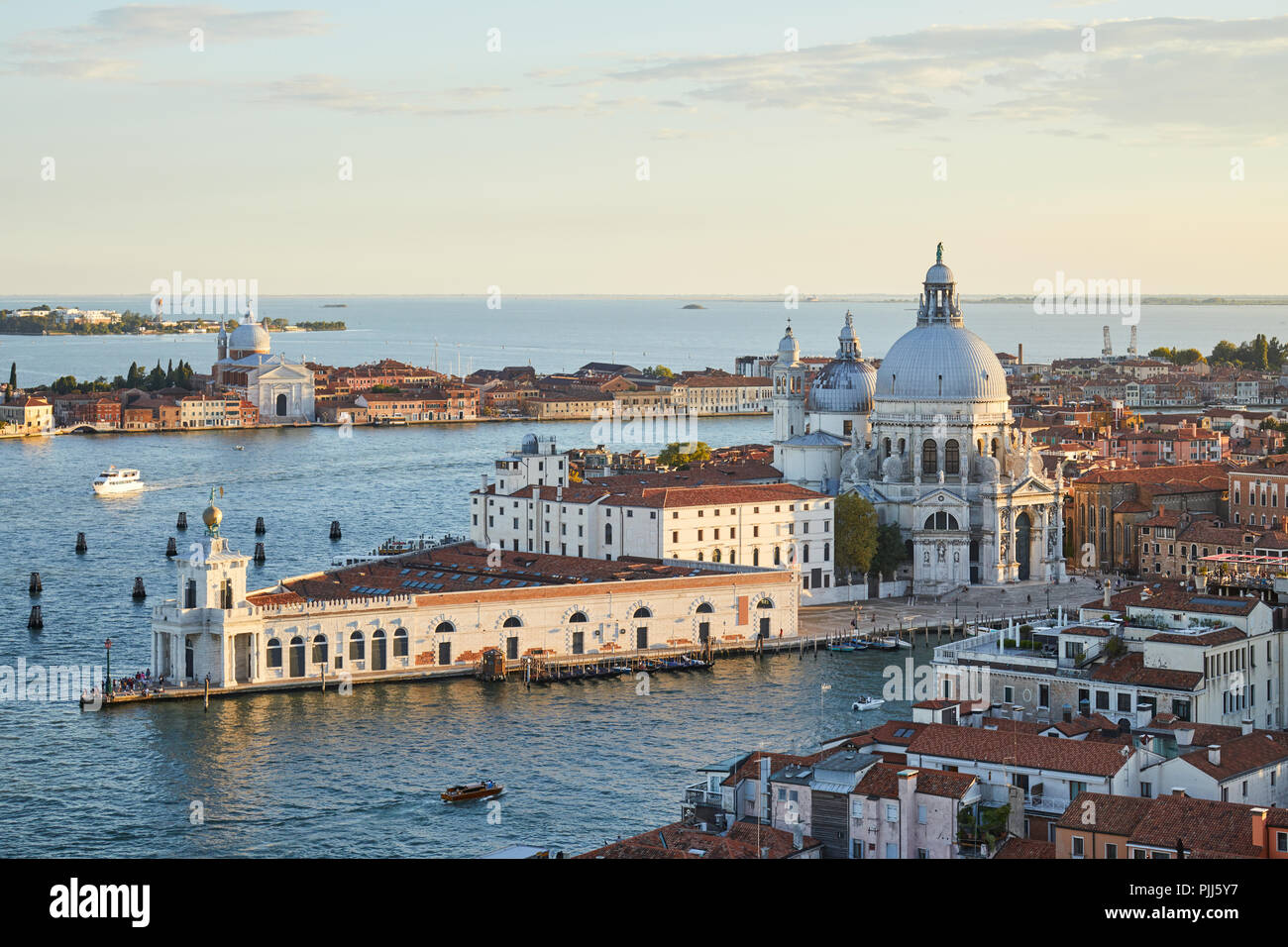 Saint Mary der Gesundheit Basilika in Venedig und Punta della Dogana, Luftaufnahme bei Sonnenuntergang in Italien Stockfoto