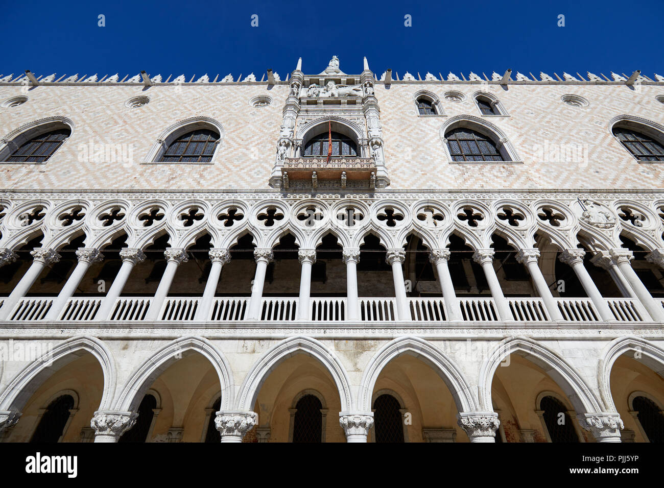Dogenpalast Fassade in Venedig, Low Angle View an einem sonnigen Sommertag in Italien Stockfoto