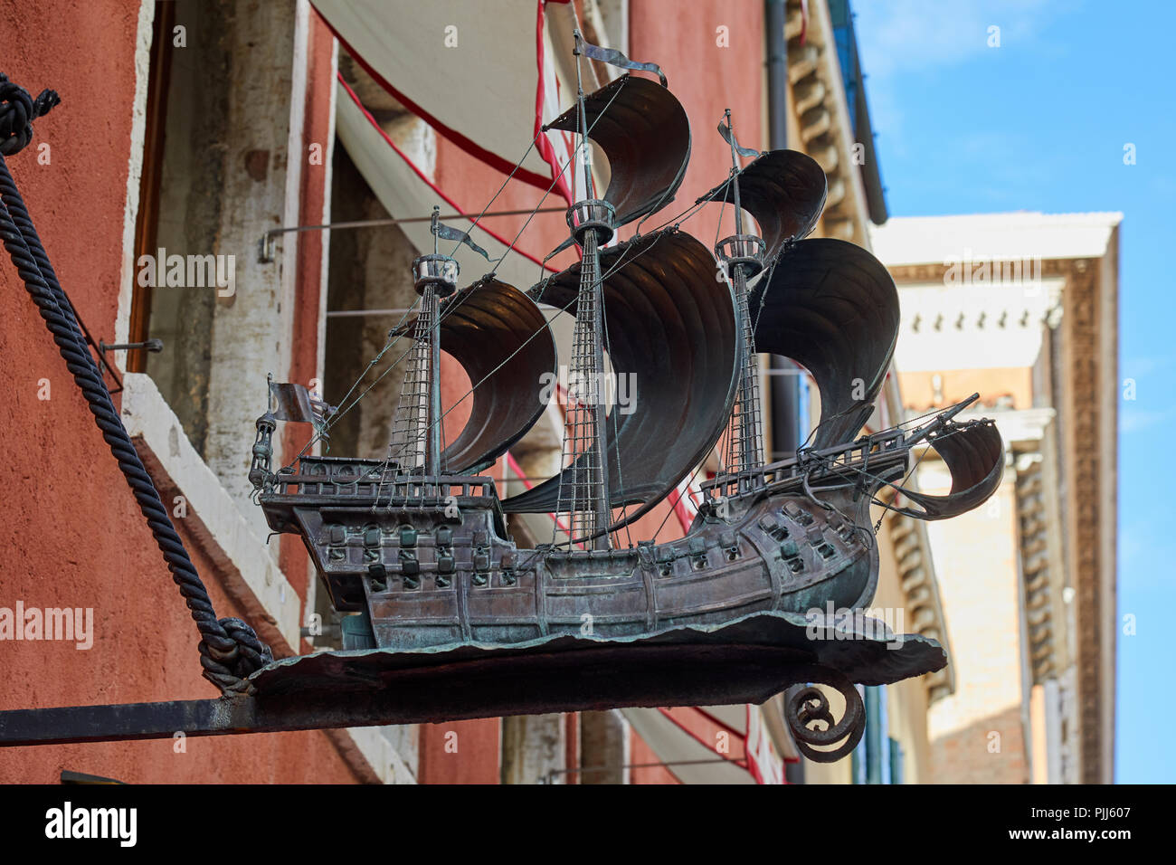 Segelschiff Metall Statue Zeichen in einem sonnigen Sommertag in Venedig, Italien Stockfoto