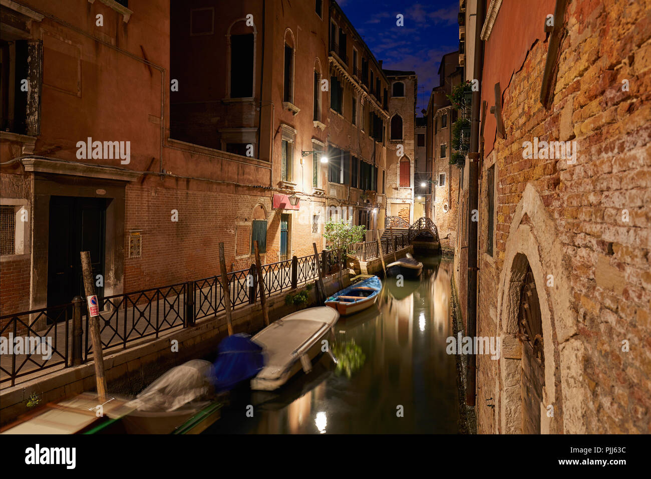 Venedig Canal bei Nacht, in Gebäuden und Häuserfassaden in Italien, niemand Stockfoto