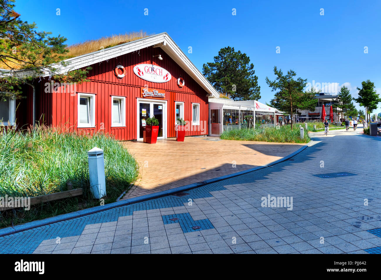 Beach Avenue mit Restaurant Gosch in Scharbeutz, Schleswig-Holstein, Deutschland, Europa, Strandallee mit Restaurant Gosch in Scharbeutz, Schleswig-Hol Stockfoto