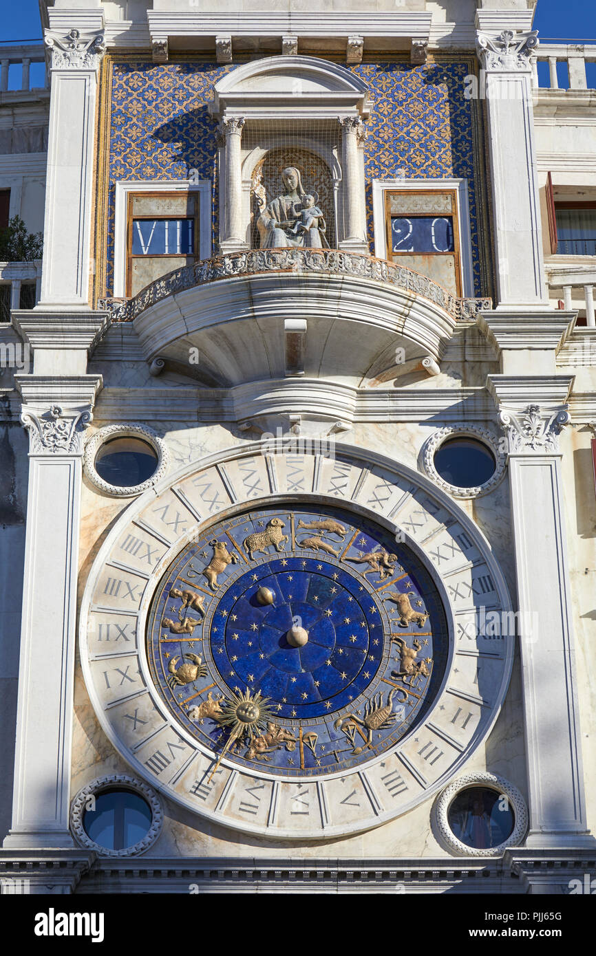 Saint Mark Clock Tower in Venedig mit gold Tierkreiszeichen und Balkon mit Heilige Maria Statue an einem sonnigen Tag in Italien Stockfoto