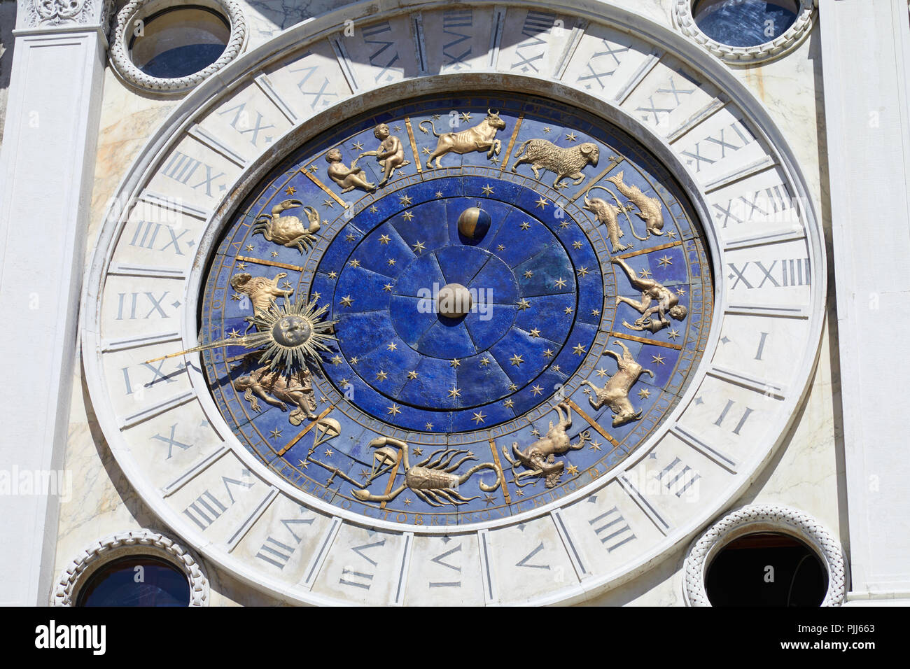 Saint Mark Clock Tower in Venedig mit gold Sternzeichen an einem sonnigen Tag in Italien Stockfoto