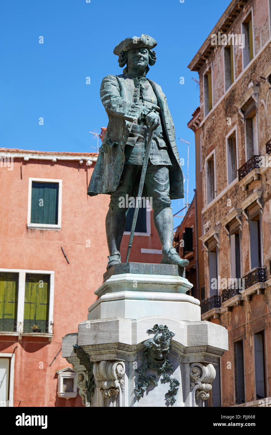 Dramatikers Carlo Goldoni Statue mit Sockel von Antonio Dal Zotto (1841-1918) in Venedig, klaren, blauen Himmel in Italien Stockfoto
