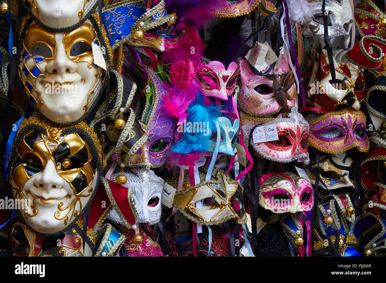 Venedig, Italien - 13 AUGUST 2017: Bunte Venezianische Masken Hintergrund in einer Straße shop in Italien Stockfoto