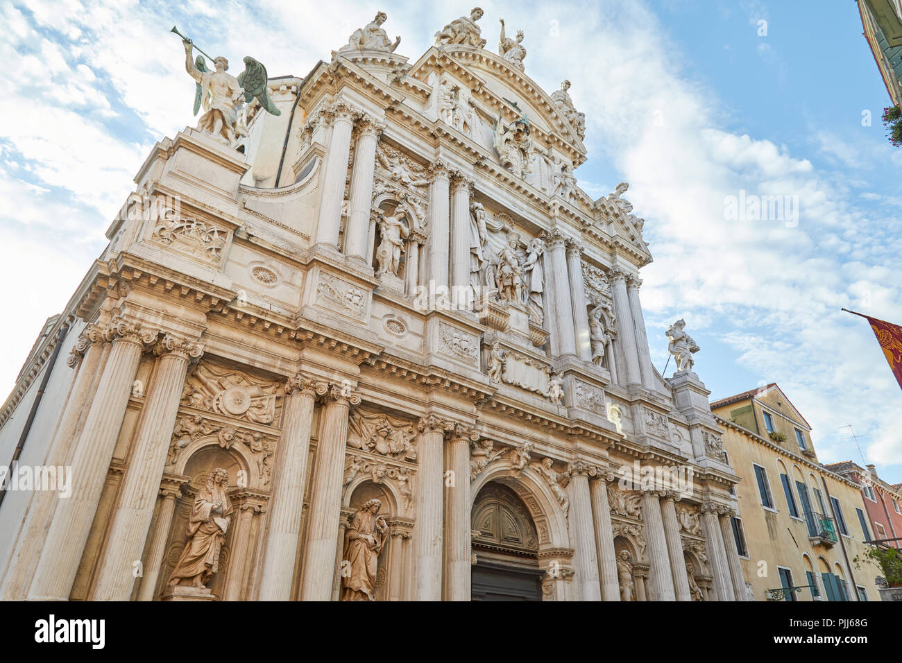 Santa Maria del Giglio, Low Angle View der barocken Kirche Fassade an einem sonnigen Tag, weiße Wolken in Italien Stockfoto
