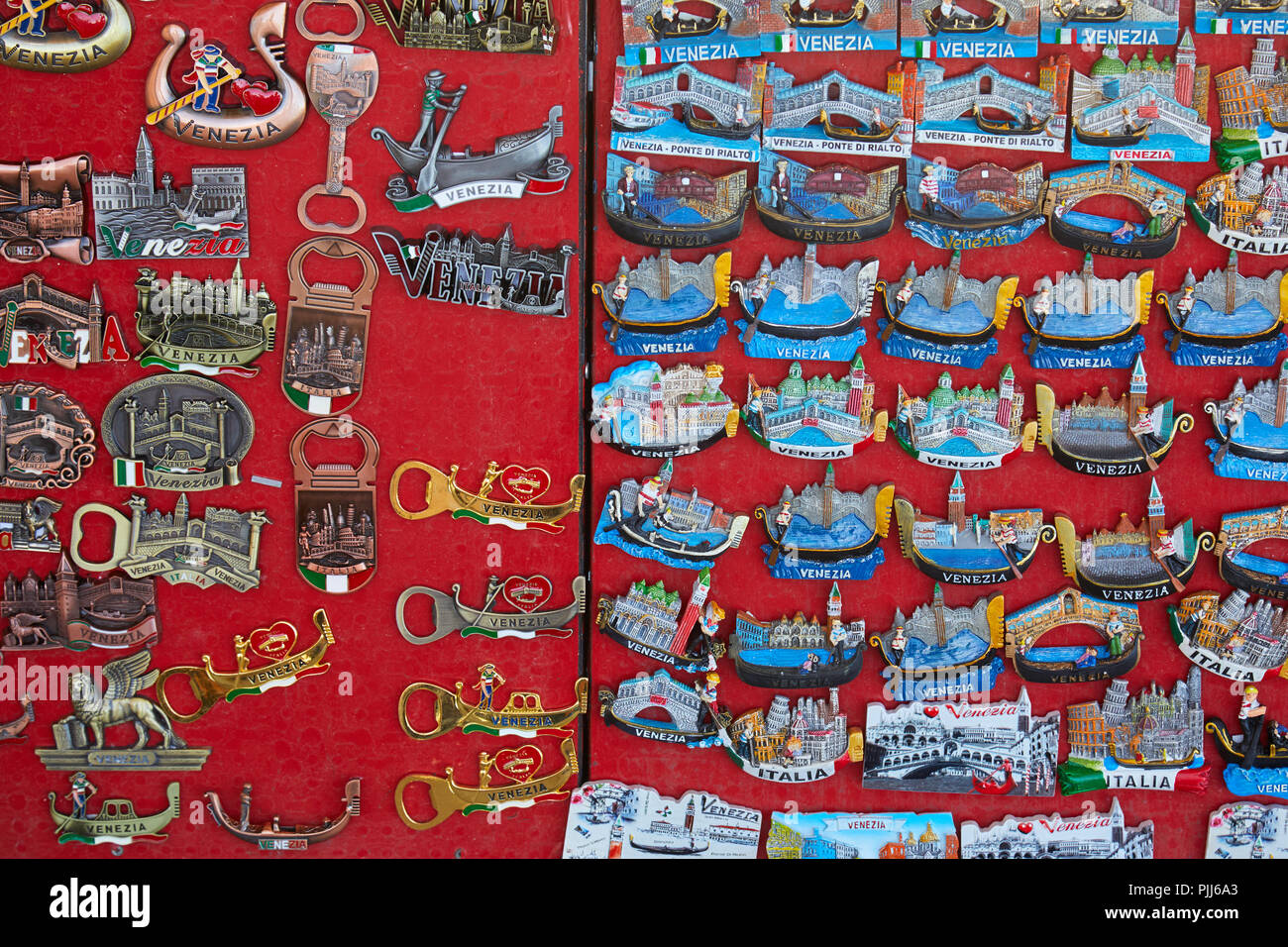 Venedig, Italien - 15 AUGUST 2017: Venedig Magnete und Flaschenöffner Hintergrund mit Gondel, Saint Mark, geflügelte Löwe in einer Straße shop in Italien Stockfoto