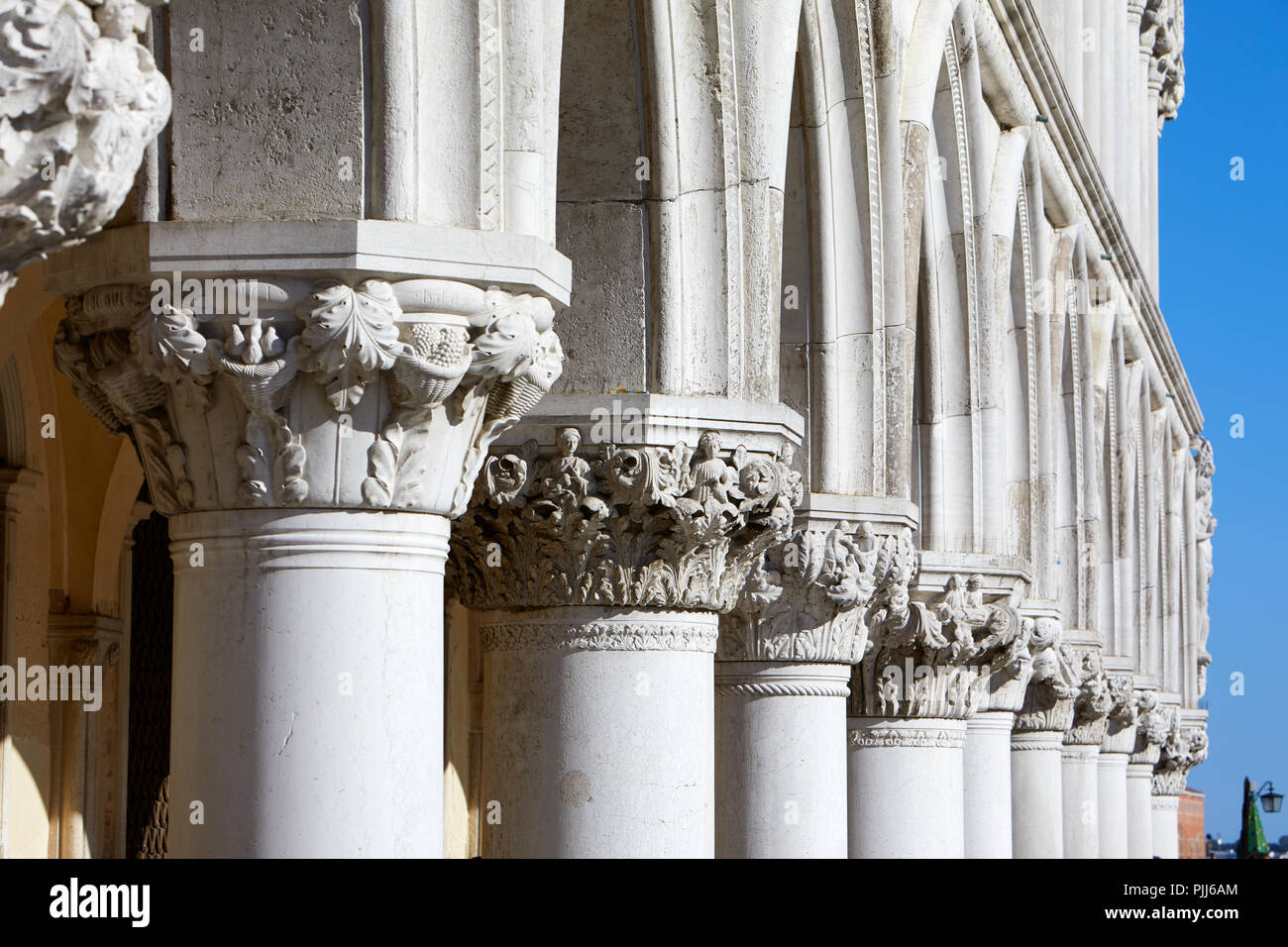 Venedig, weiss Skulpturen der Dogenpalast Kolonnade, Perspektive Stockfoto