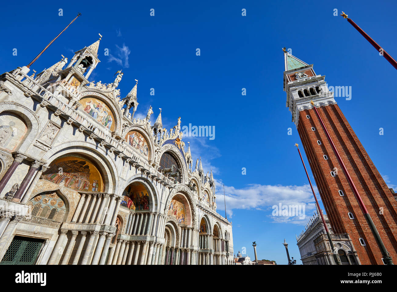 San Marco Basilika Fassade mit Mosaiken in Venedig und Glockenturm, blauen Himmel an einem sonnigen Sommertag in Italien Stockfoto