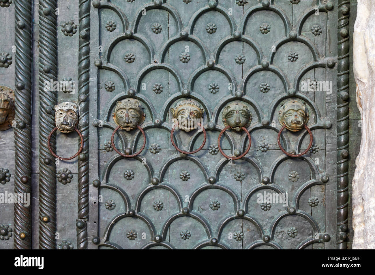 Venedig, San Marco Basilika Portal mit Tierköpfen Klöppel Textur Hintergrund Stockfoto