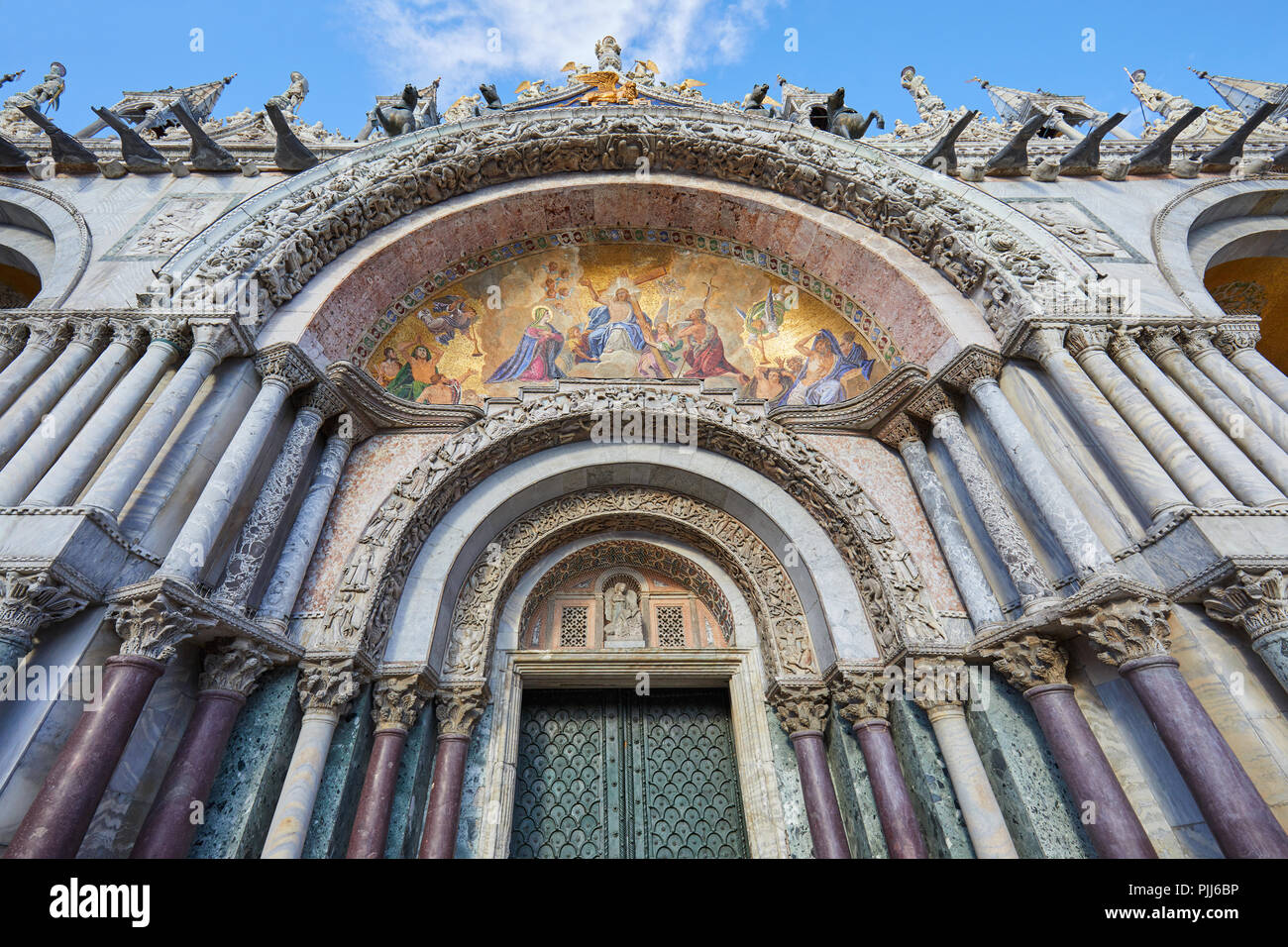 Der heilige Markus Basilika Fassade und Portal details mit goldenen, bunten Mosaiken, Marmorsäulen und Skulpturen in Venedig, Italien Stockfoto