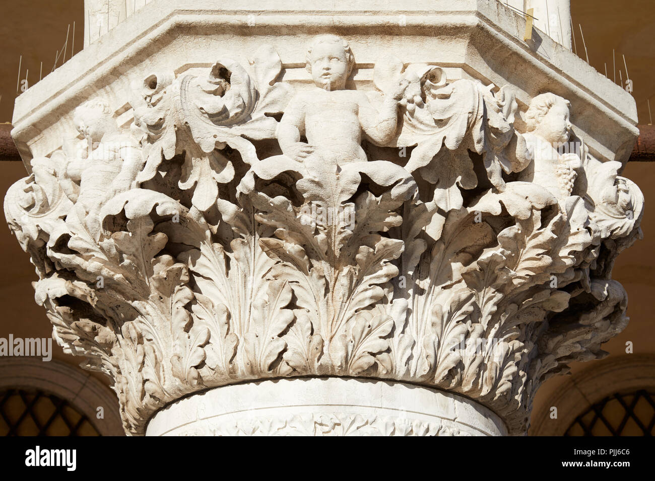 Venedig, weiße Hauptstadt Skulptur der Dogenpalast an einem sonnigen Tag Stockfoto
