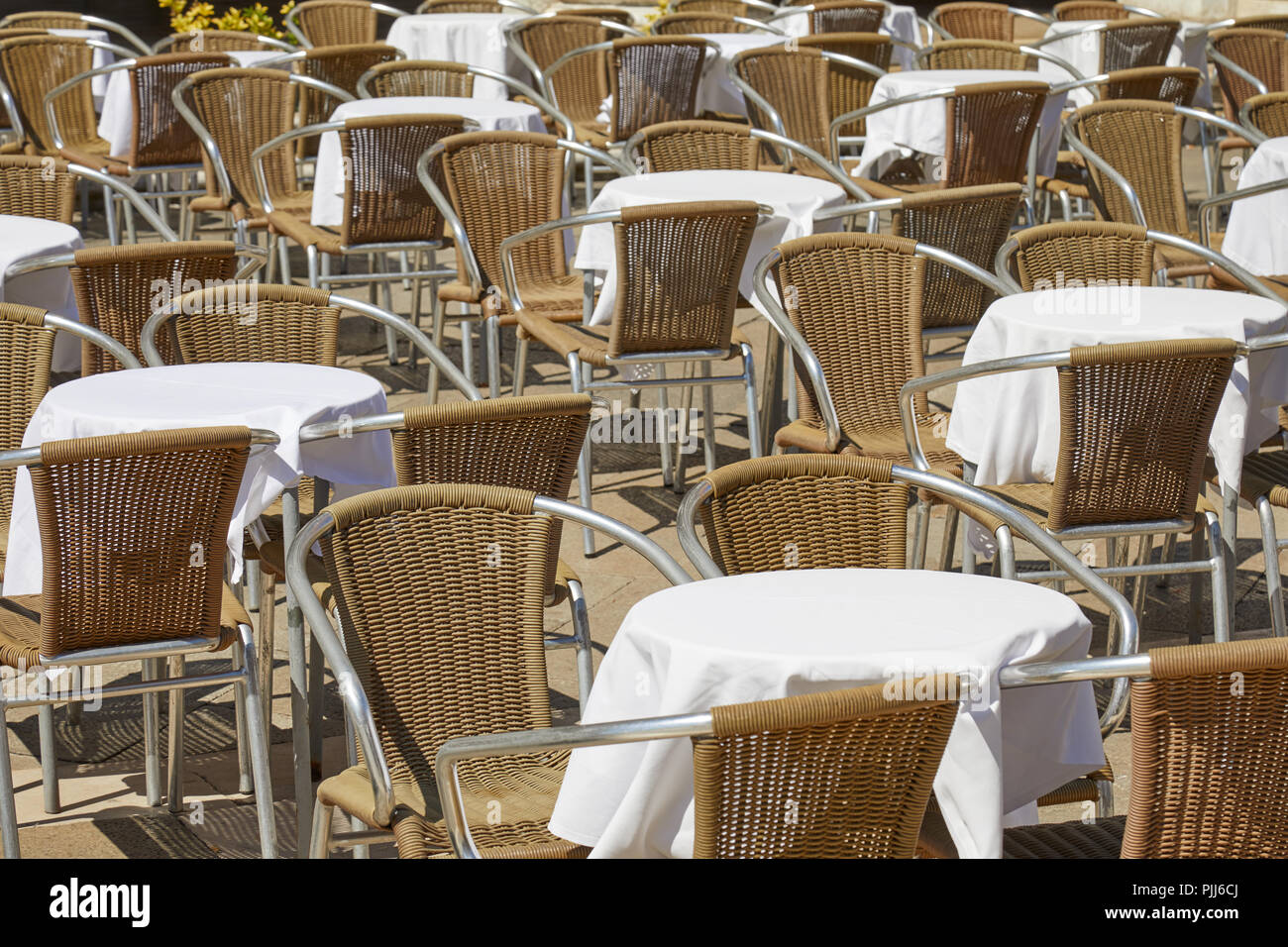 Leere Bürgersteig Tische und Stühle, niemand an einem sonnigen Sommertag in Italien Stockfoto