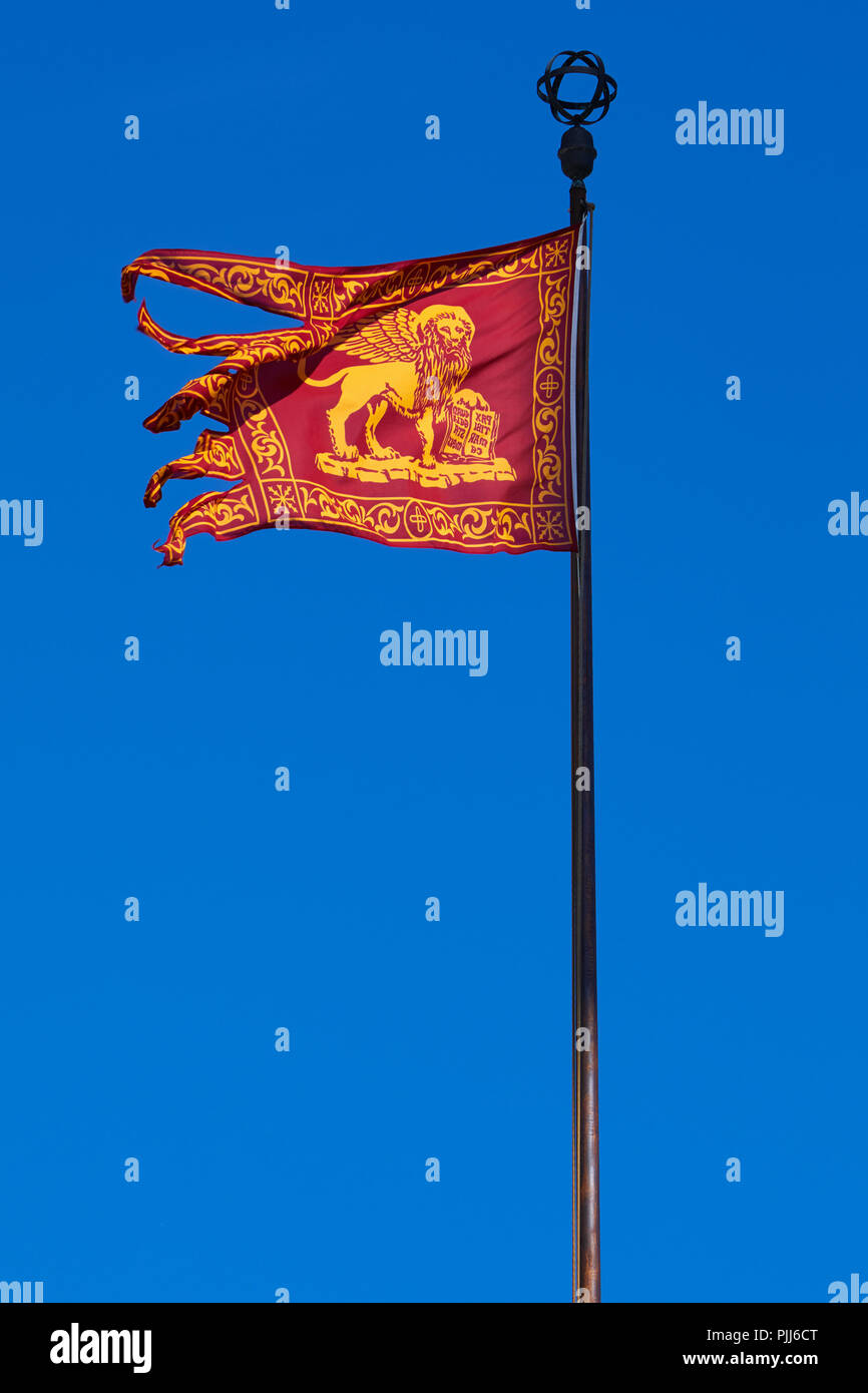 Venedig Serenissima Republik Fahne im Wind, strahlend blauer Himmel an einem sonnigen Tag Stockfoto
