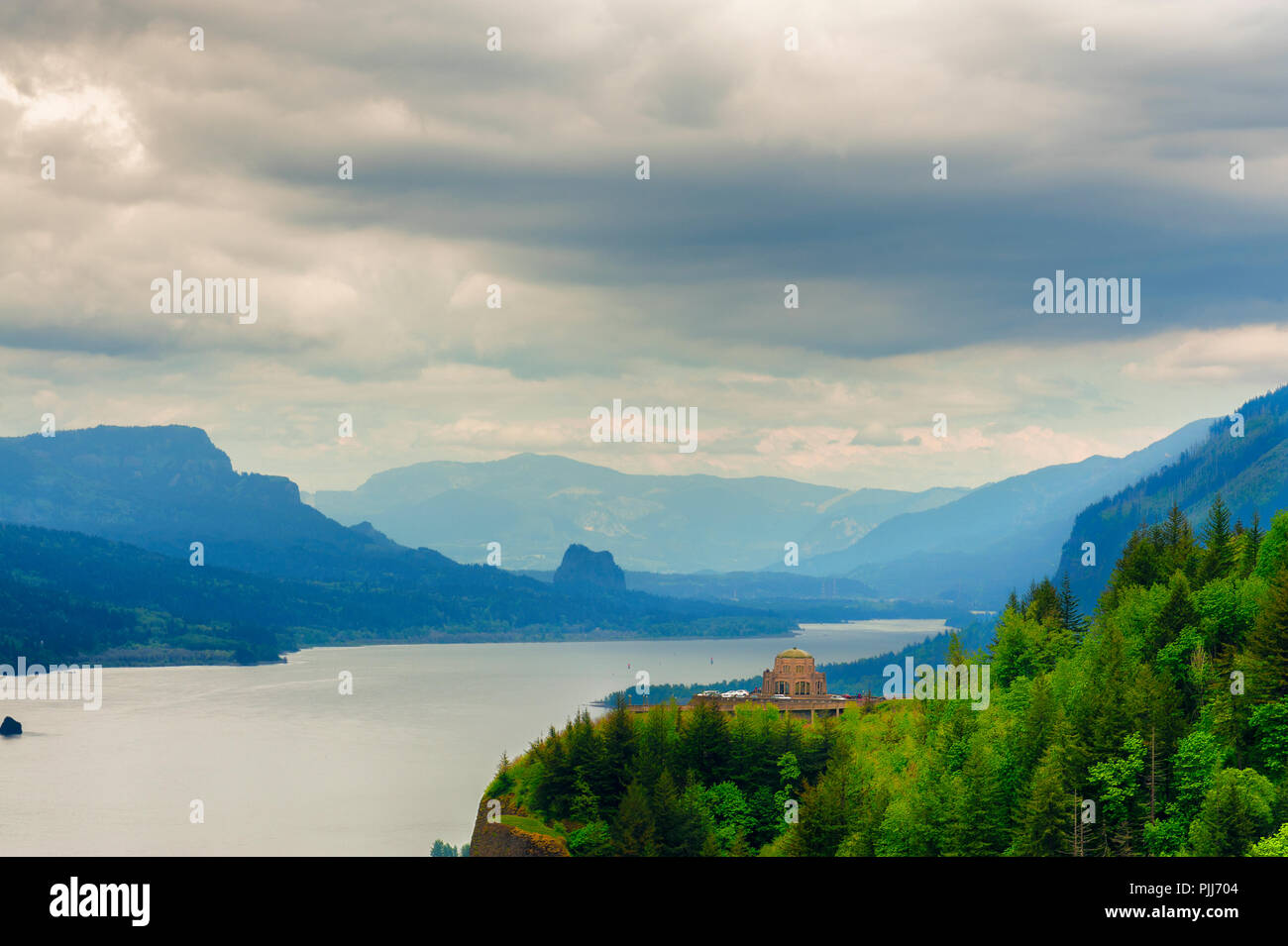 Der Blick von einer Raststätte entlang der historischen Columbia River Highway der Columbia River Gorge mit Vista Haus thront auf Crown Point. Stockfoto