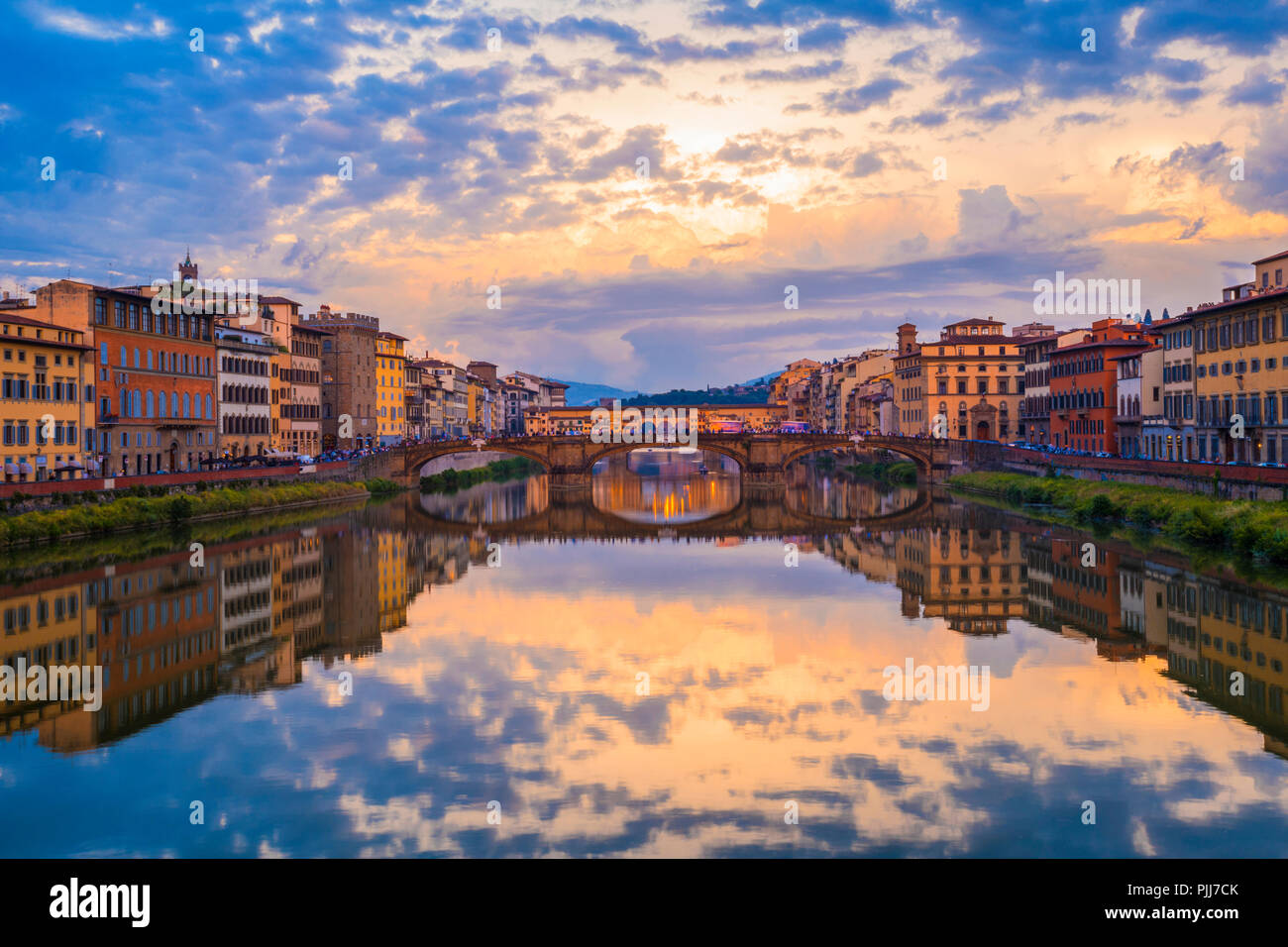 Ponte Vechio die berühmteste Brücke und touristische Attraktion in Florenz spiegelt sich im stillen Wasser der Fluss Arno mit Architektur entlang des Flusses Stockfoto