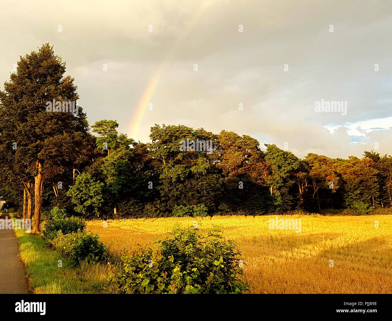 Regenbogen zwischen Ramstein und Spesbach Stockfoto