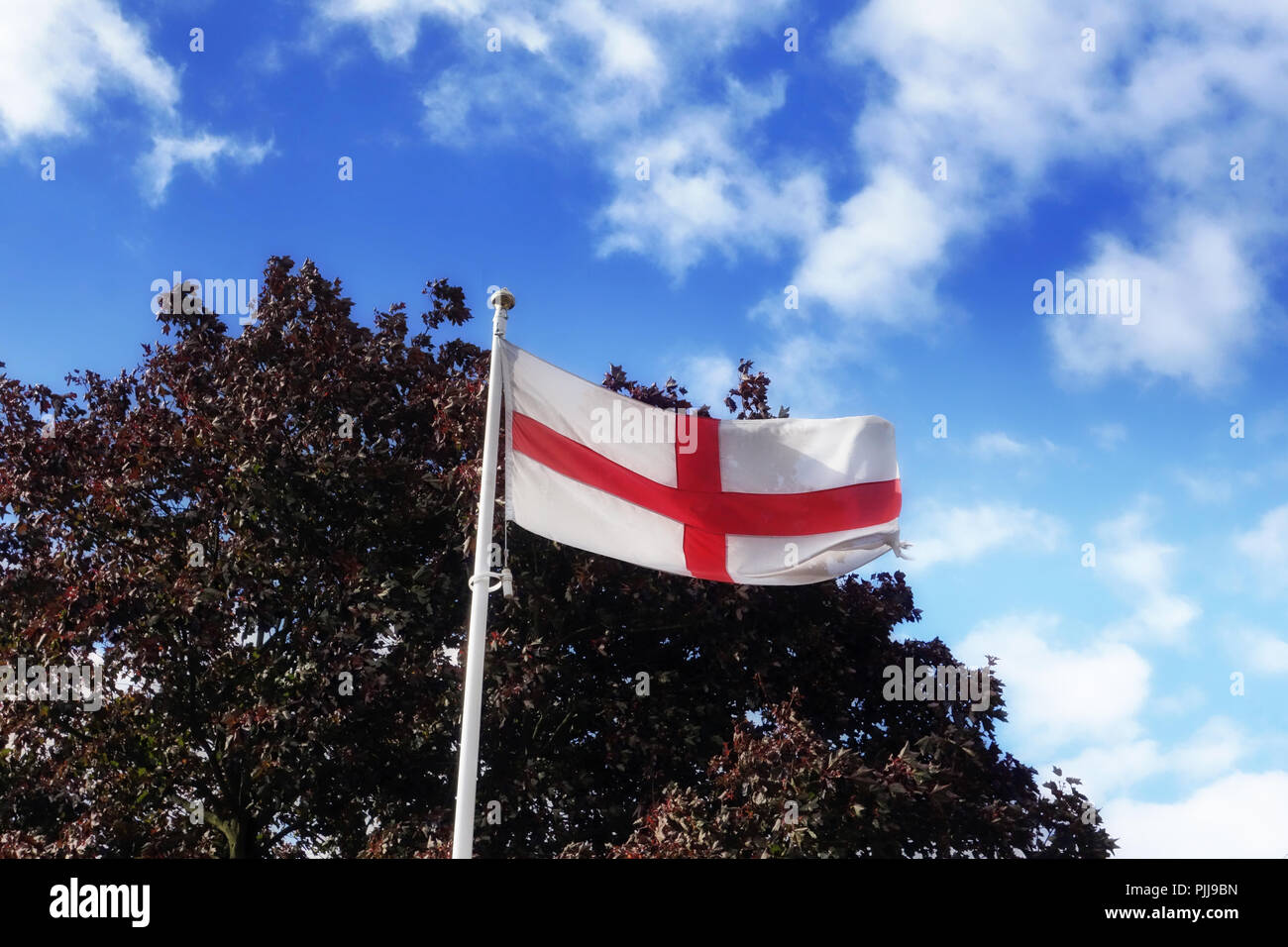St George's Englische Flagge im Wind ganz öffnen Stockfoto