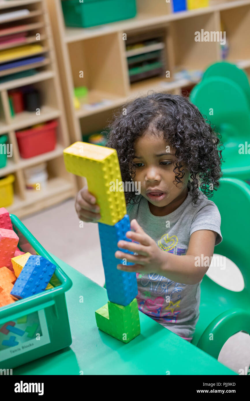 Houston, Texas - ein Kind in der 2-jährigen Klassenzimmer der frühen Kindheit Bildung Programm Wesleys Community Center. Stockfoto