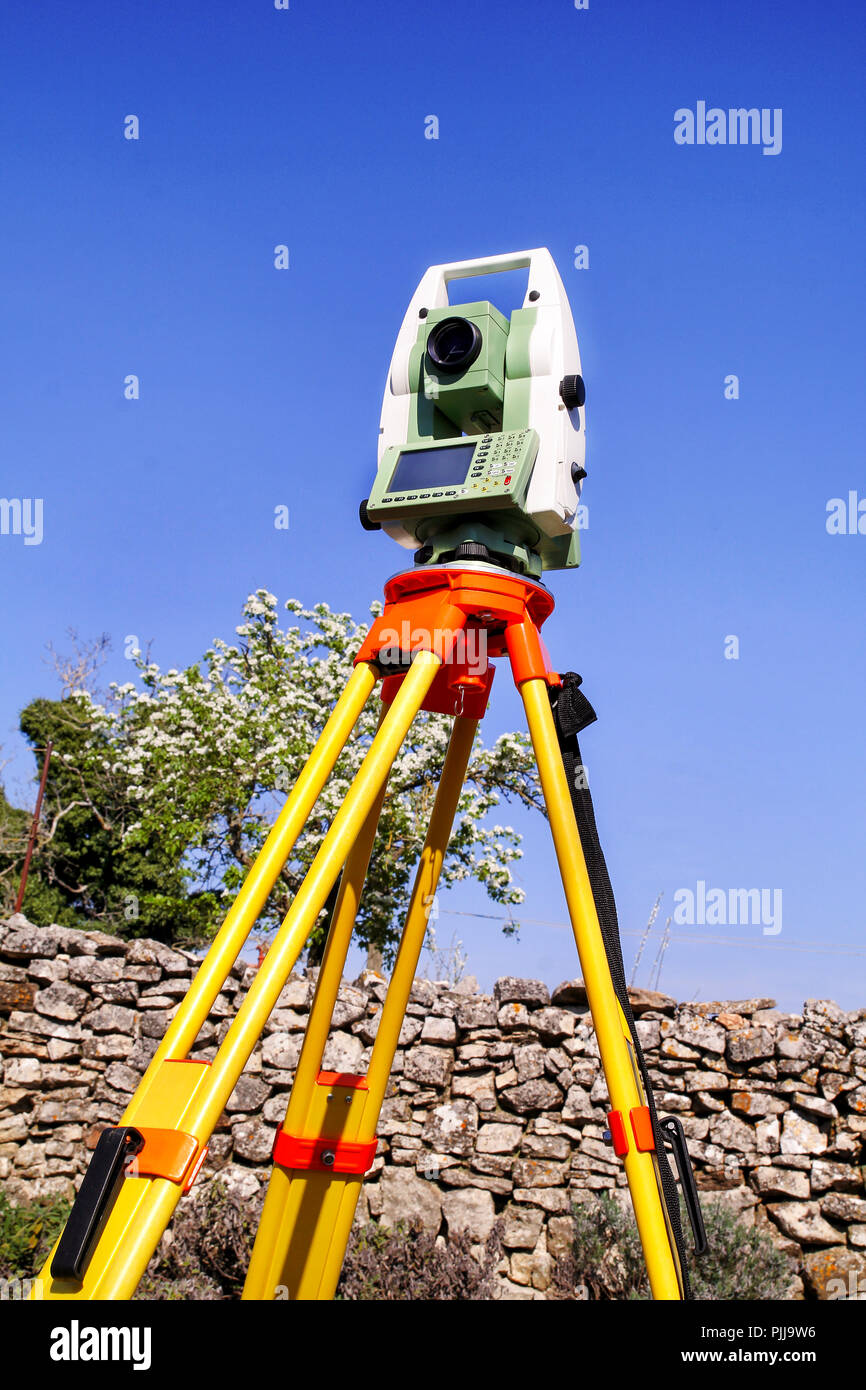 Total Station. Erhebungsinstrument geodätische Gerät, total Station im Feld festlegen. Total Station Vermessung und Messtechnik Ausrüstung bei der Arbeit Stockfoto