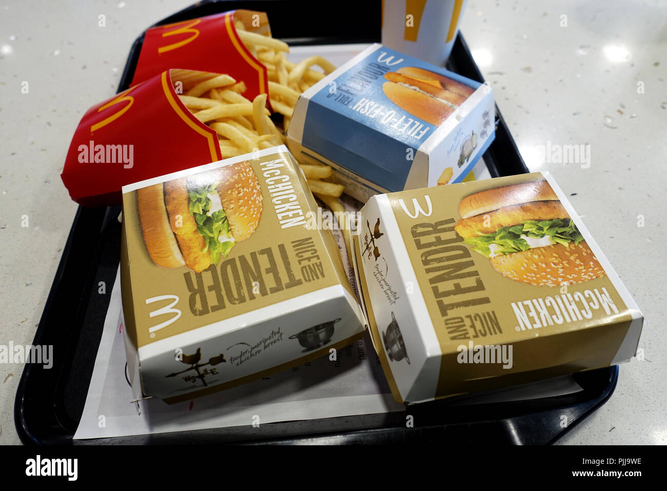 Australische McDonald's Burger und Pommes frites auf einem Tablett Stockfoto