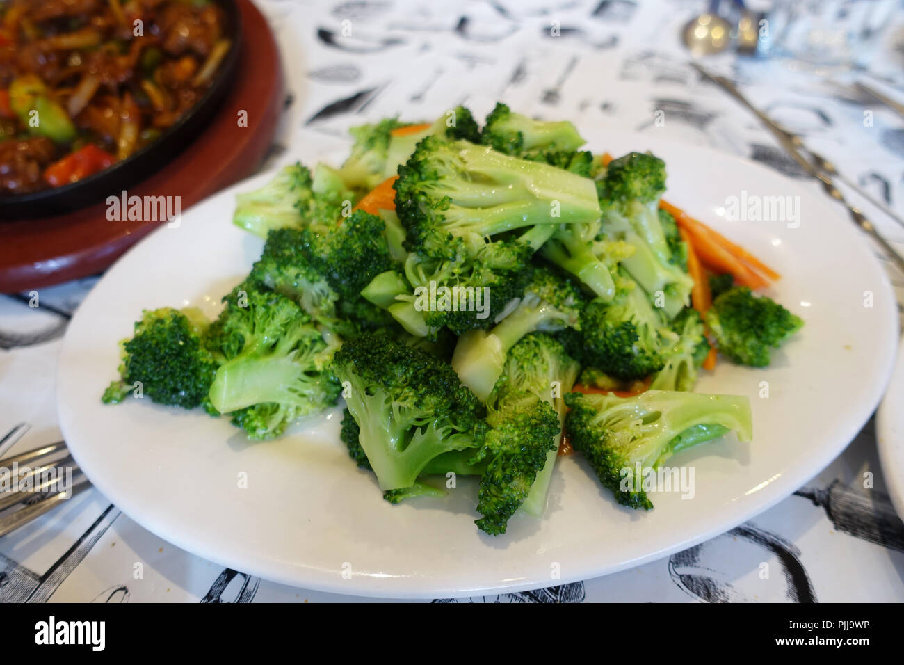 Pfannengerichte Broccoli und Karotten auf weiße Platte Stockfoto