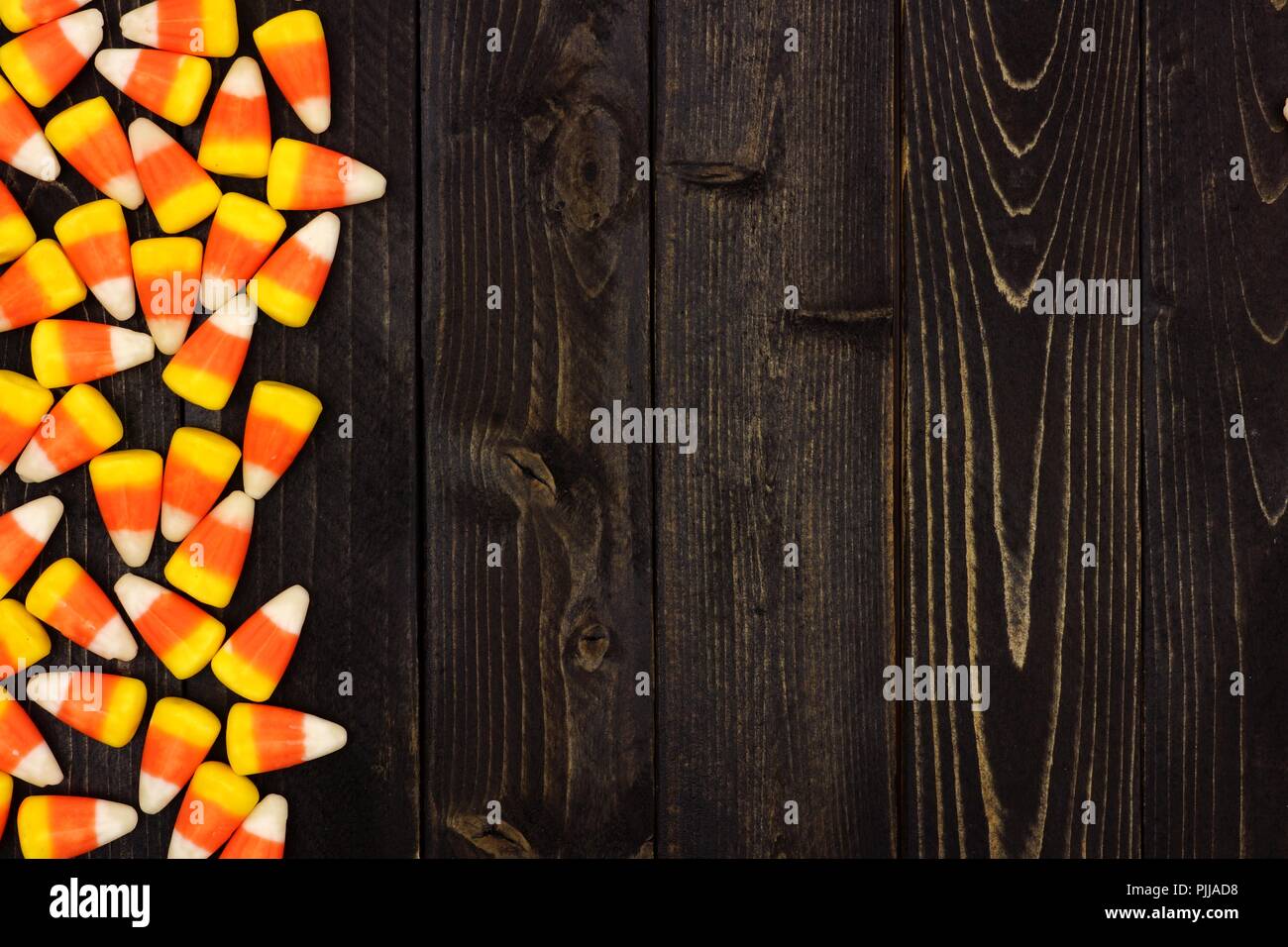 Halloween Candy corn Seite Grenze auf einer alten dunklen Hintergrund Stockfoto