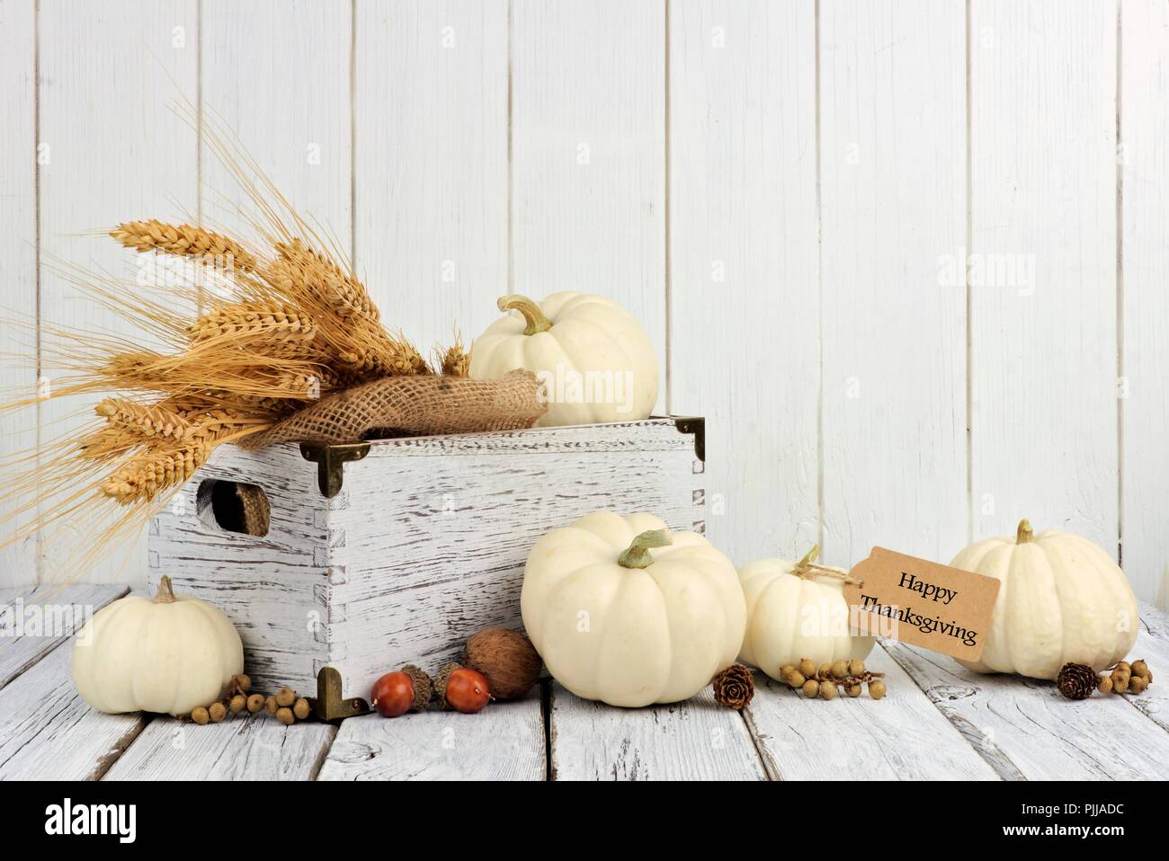 Rustikale herbst Einrichtung Anordnung gegen einen weißen Holz Hintergrund Stockfoto