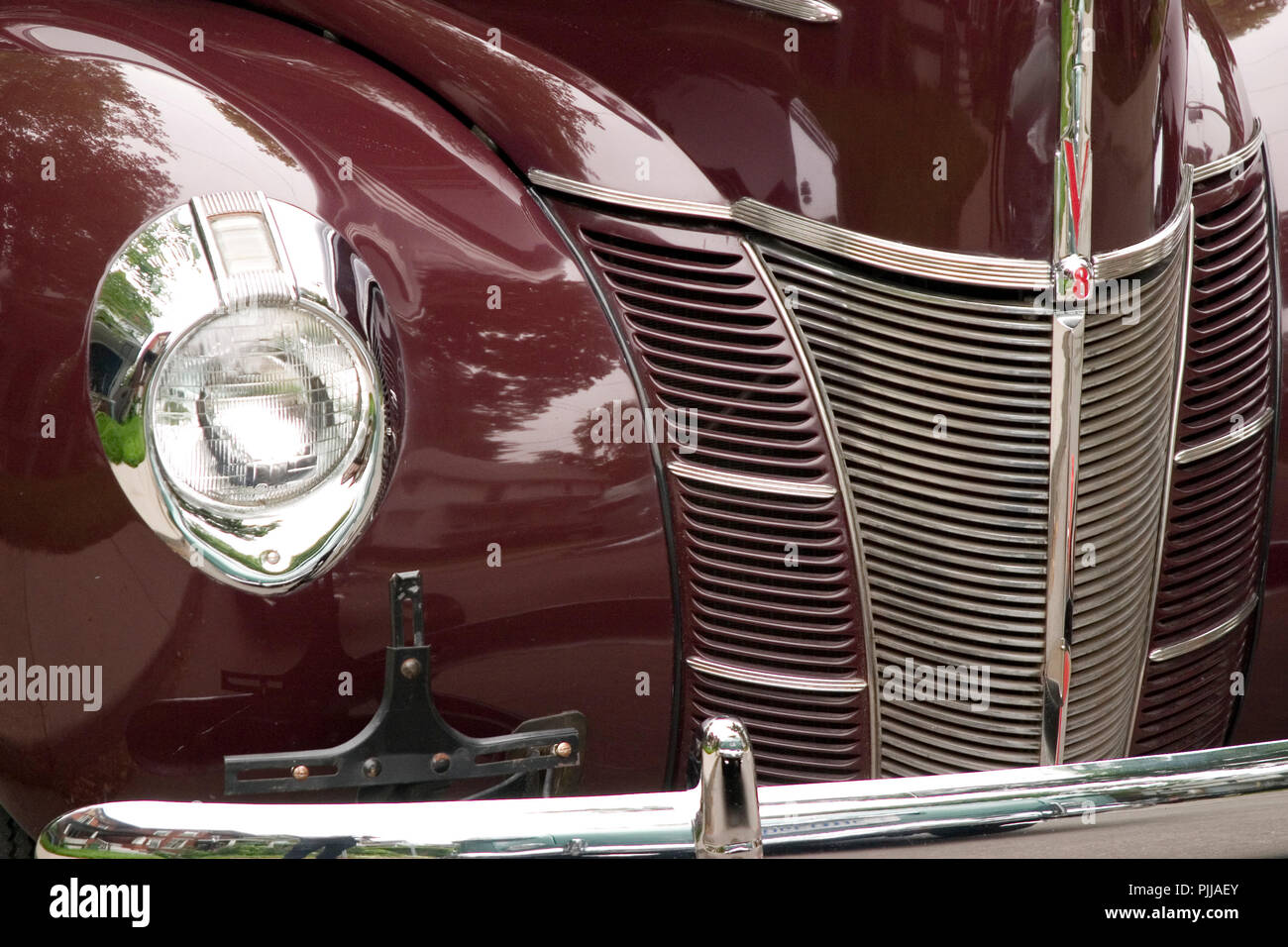 Nahaufnahme eines klassischen Oldtimer chrom Grill. Front und Scheinwerfer  von einem alten Auto Stockfotografie - Alamy