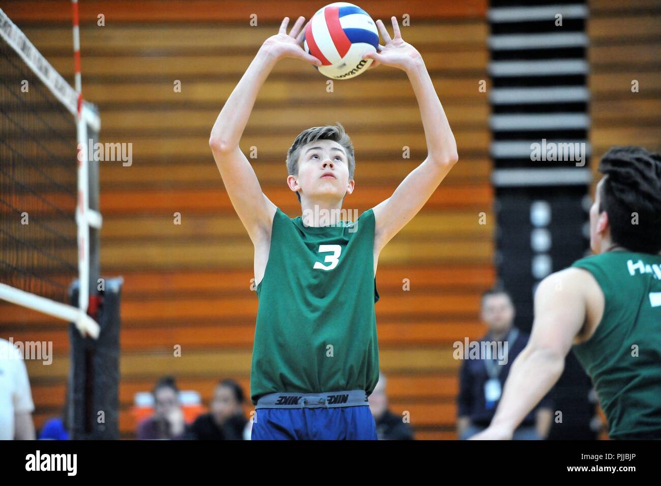 Player Einstellung für einen Mannschaftskameraden während eines längeren Volley. USA. Stockfoto