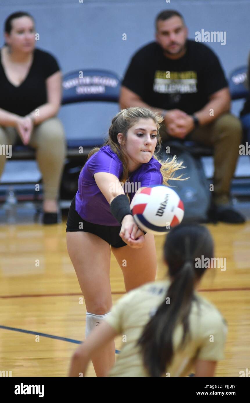 Player Erstellen einer erweiterten Aufwand erfolgreich zu akzeptieren, einen gegnerischen dienen, während eine Rückkehr volley. USA. Stockfoto