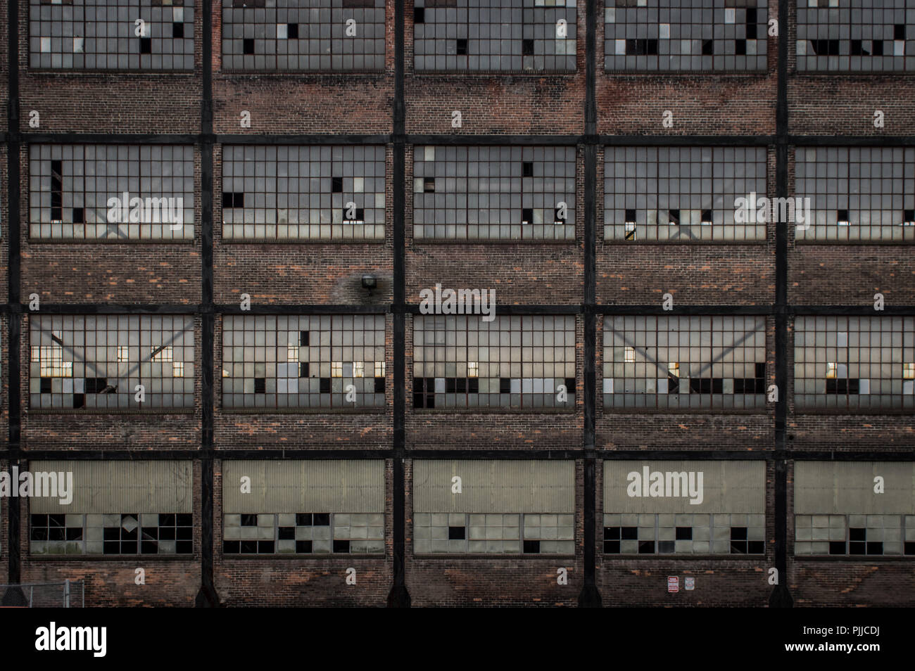 Zerbrochene Fenster in einer großen Mauer einer Fabrik am Bethlehem Stahlwerk in Pennsylvania. Stockfoto