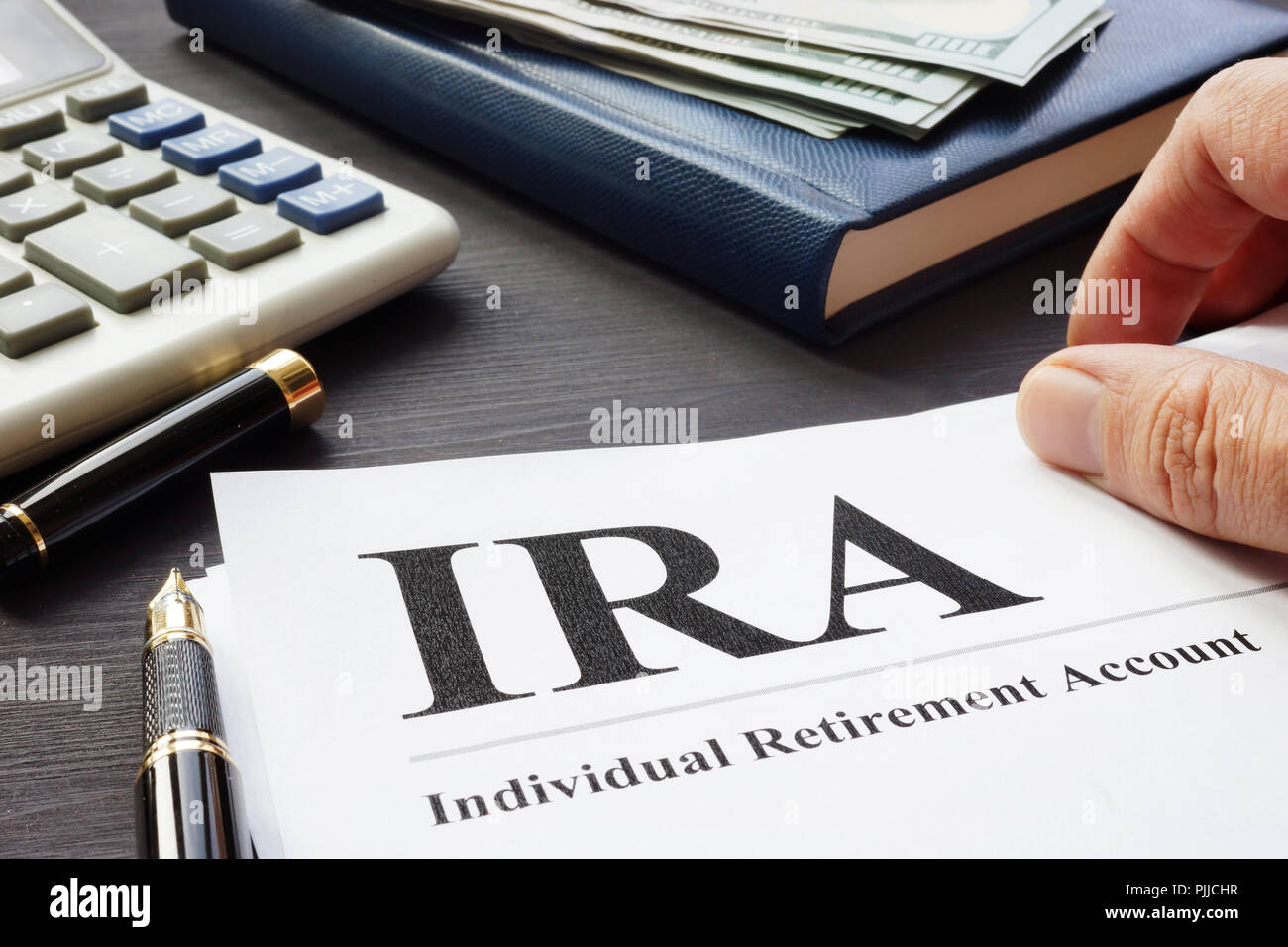 Dokumente über individuelle Vorsorge IRA auf einen Schreibtisch. Stockfoto Dokumente über individuelle Vorsorge IRA auf einen Schreibtisch. Stockfoto