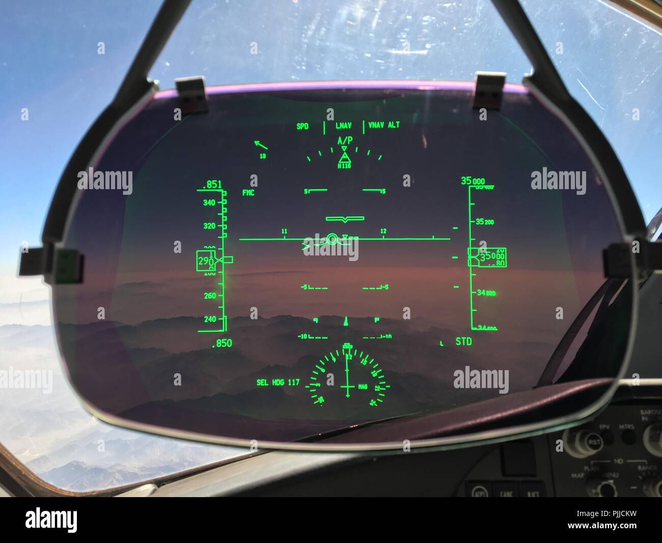 Flugzeuge Heads Up Display (HUD) auf einem modernen Boeing 787 Airliner Stockfoto