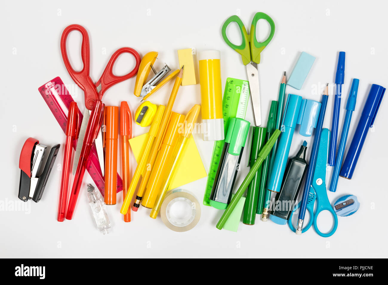 Random stationery Items auf einem weißen Hintergrund angeordnet Stockfoto