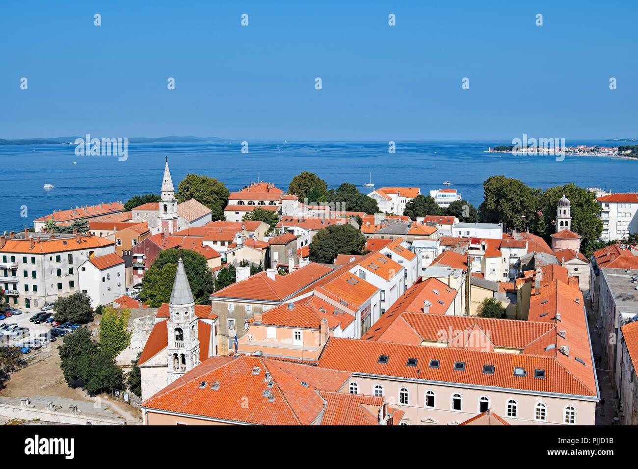 Blick auf die Altstadt von Zadar Dächer vom Glockenturm der Kathedrale, Zadar, Kroatien Stockfoto