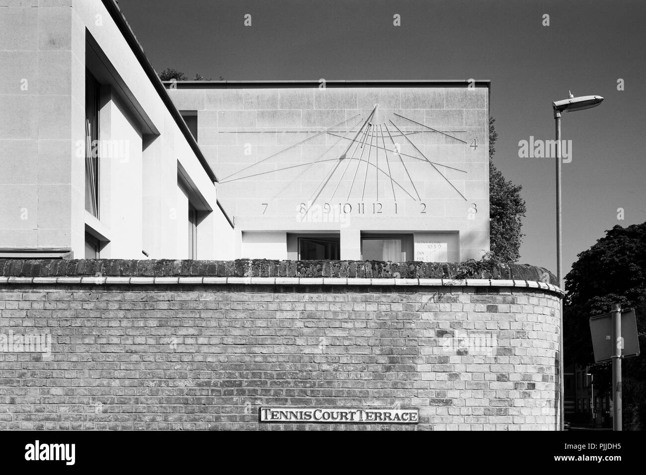 Sonnenuhr an der Tennisplatz Terrasse Cambridge Stockfoto