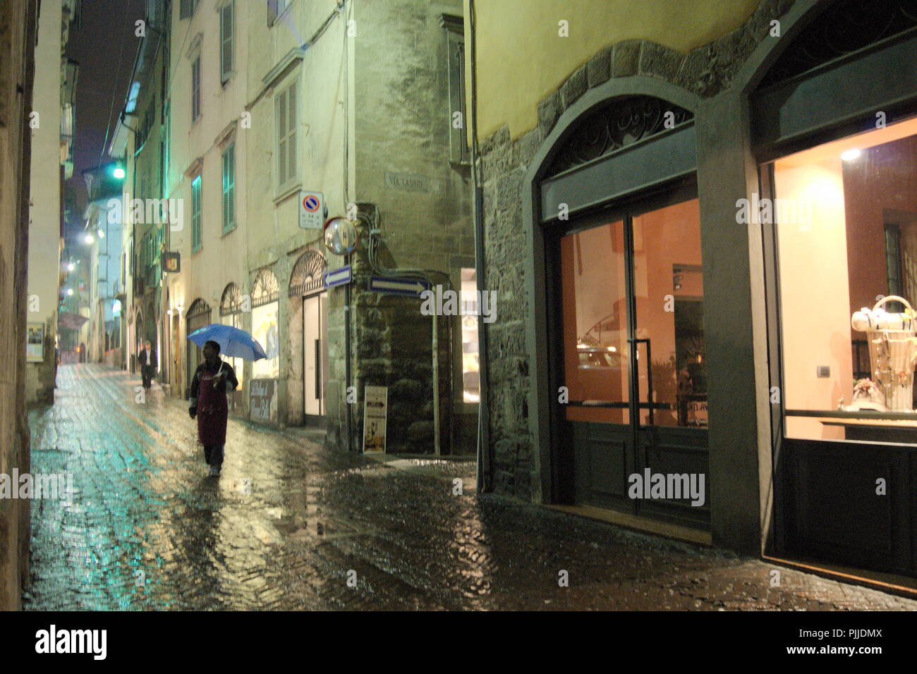 Italien, das mittelalterliche Altstadtviertel der schönen Stadt Bergamo in einer regnerischen dunklen Nacht. Stockfoto