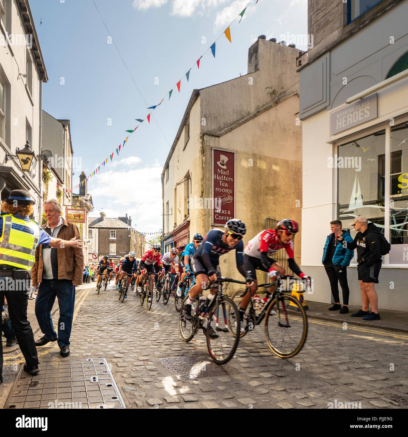 Ulverston, Großbritannien. 7. September 2018. Die wichtigste Gruppe durch Ulverston, Cumbria in der Tour 2018 von Großbritannien Credit: Rob Sutherland/Alamy leben Nachrichten Stockfoto