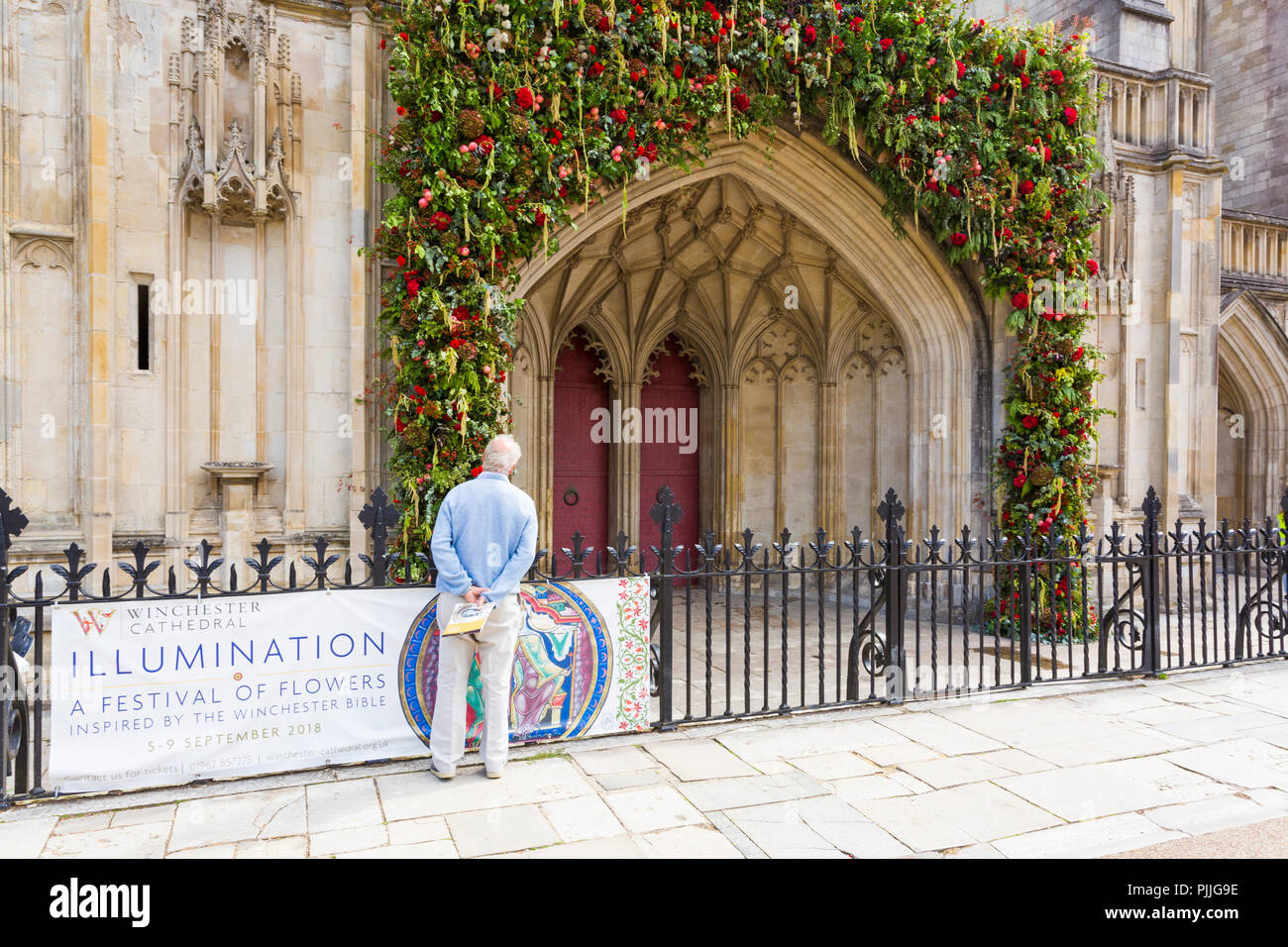 Winchester, Hampshire, UK. 7. Sep 2018. Tausende besuchen Beleuchtung Fest der Blumen vom 5. bis 9. September über 50.000 Blumen und 400 verschiedene Variationen von Blumen und Blätter in der Kathedrale von Winchester - der Duft und Farbe erinnert an die Sinne als Besucher Runde wandern zu sehen. Eine beeindruckende Auswahl an Blumenarrangements, der prächtige Winchester Bibel, das größte und beste Überlebende des 12. Jahrhunderts englische Bibel inspiriert. Credit: Carolyn Jenkins/Alamy leben Nachrichten Stockfoto