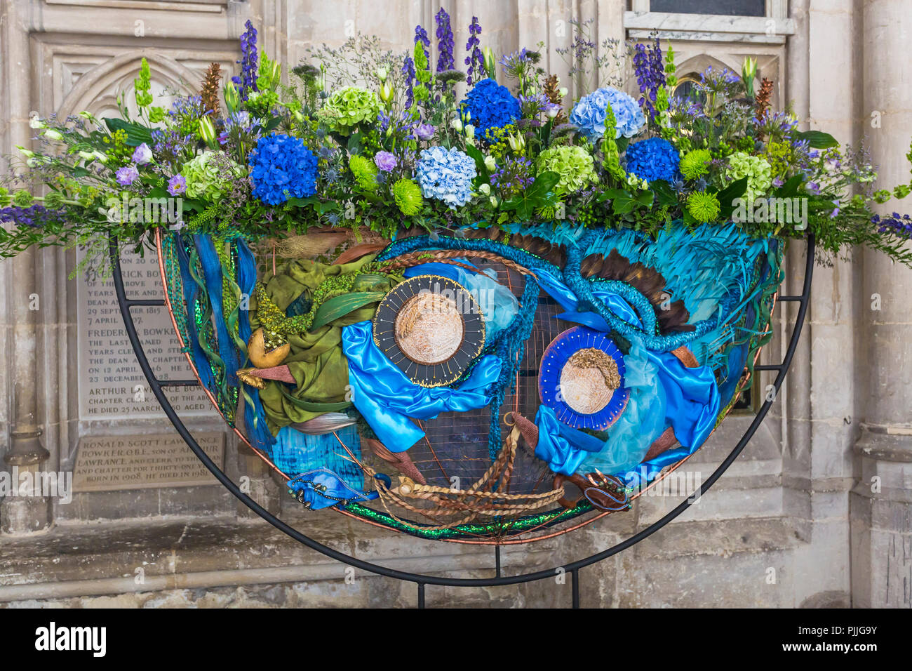 Winchester, Hampshire, UK. 7. Sep 2018. Tausende besuchen Beleuchtung Fest der Blumen vom 5. bis 9. September über 50.000 Blumen und 400 verschiedene Variationen von Blumen und Blätter in der Kathedrale von Winchester - der Duft und Farbe erinnert an die Sinne als Besucher Runde wandern zu sehen. Eine beeindruckende Auswahl an Blumenarrangements, der prächtige Winchester Bibel, das größte und beste Überlebende des 12. Jahrhunderts englische Bibel inspiriert. Credit: Carolyn Jenkins/Alamy leben Nachrichten Stockfoto