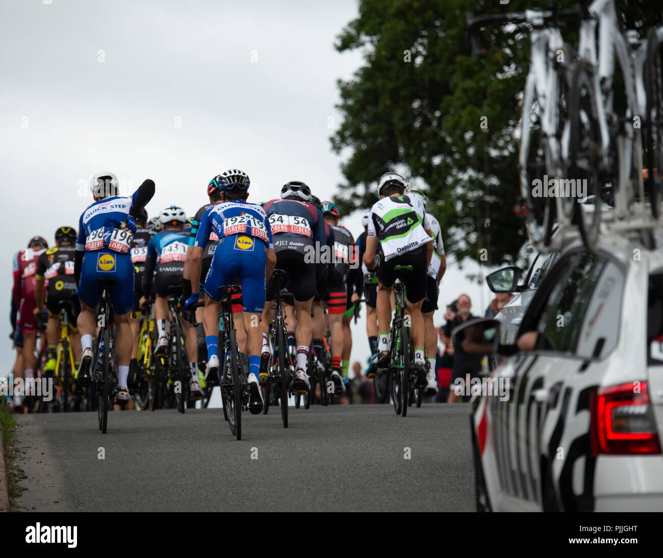 Furness, Großbritannien. 7. September 2018. Team Quickstep Fahrer nehmen auf einige Erfrischungen vor absteigend nach Keswick Credit: Stephen Fleming/Alamy leben Nachrichten Stockfoto